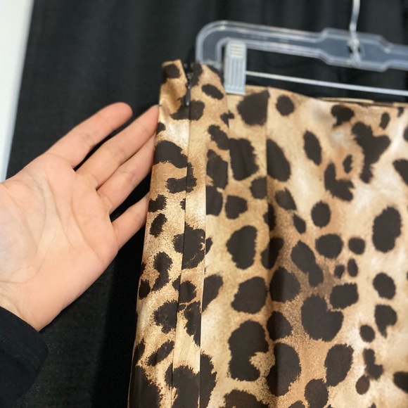 Forever 21 leopard print midi skirt. Silk material. Size small. - Picture 3 of 3